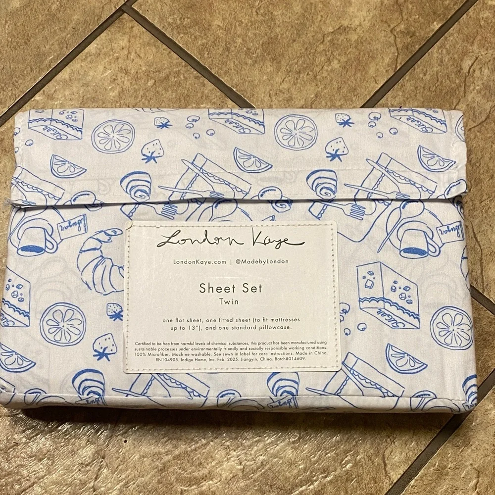 London Kaye Twin Sheet Set with Blue Illustrations Cottage Strawberry